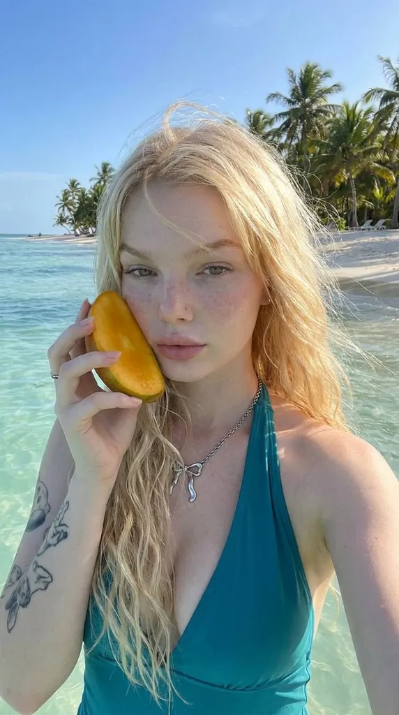 Фотосессия у моря: Манго на пляже